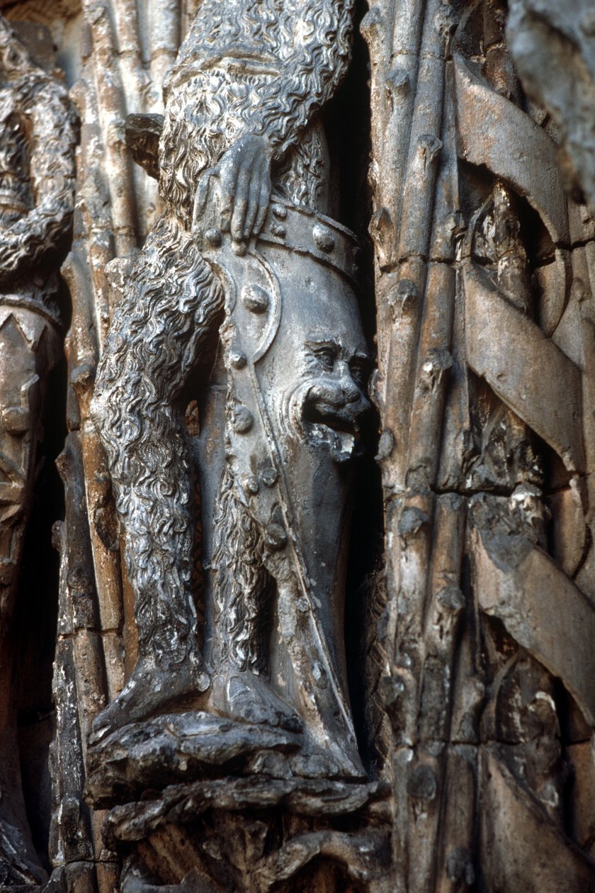 Fragment fasady wejściowej ukazujący tarczę rycerską Museo Nacional De Escultura Religiosa zbudowany w latach 1488-96 zdjęcie autorstwa Gil de Siloe