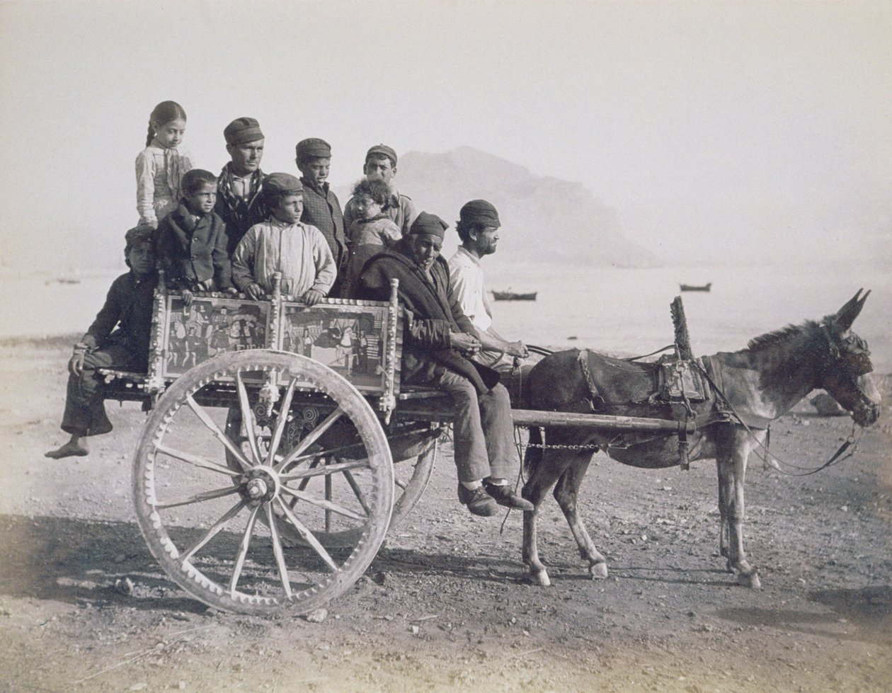 Zatłoczony wóz ciągnięty przez muła, Palermo, Sycylia, ok. 1880 (druk albumowy) autorstwa Giorgio Sommer