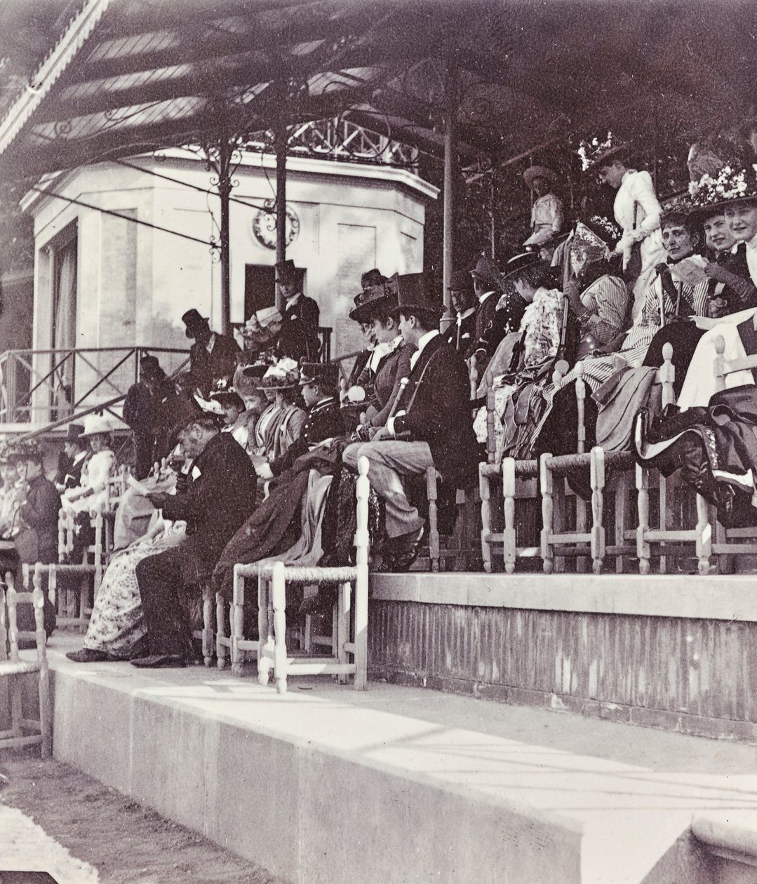 Widzowie toru wyścigowego w parku Cascine: hrabina Cenami z córkami, Levi, Conte Gondi, pani Van der Keim i pasierbica autorstwa Giorgio Enrico (attr.to) Levi