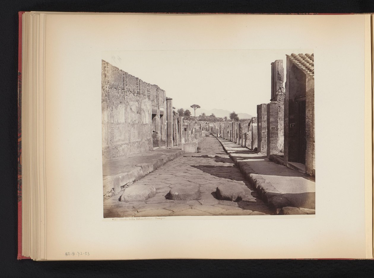 Widok na Strada della Abbondanza w Pompejach, Włochy Strada della Abbondanza. Pompeje (tytuł na obiekcie) autorstwa Giorgio Sommer (attributed to)