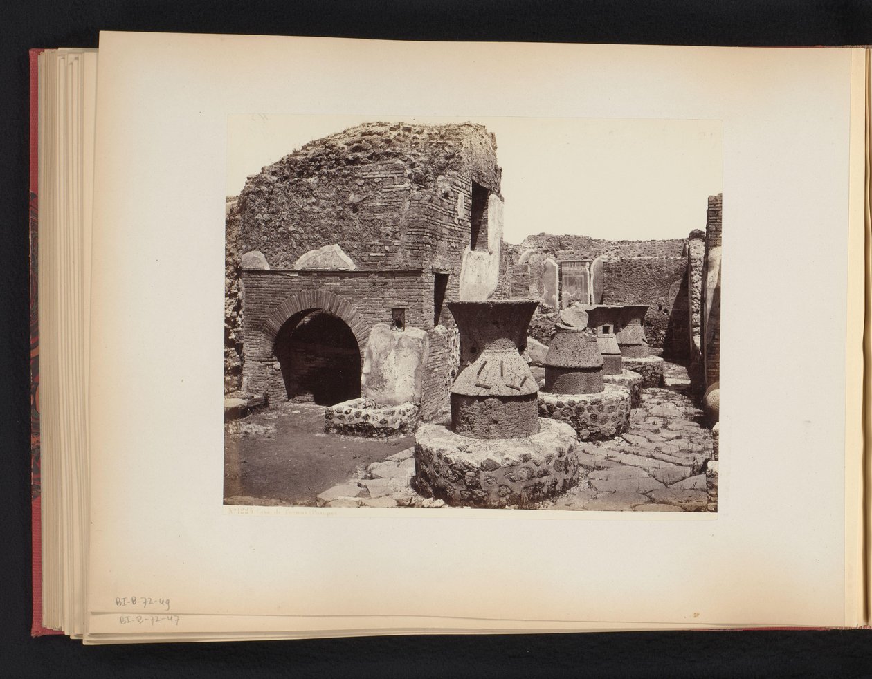 Ruiny piekarni w Pompejach Casa di fornai Pompei (tytuł na obiekcie) autorstwa Giorgio Sommer (attributed to)