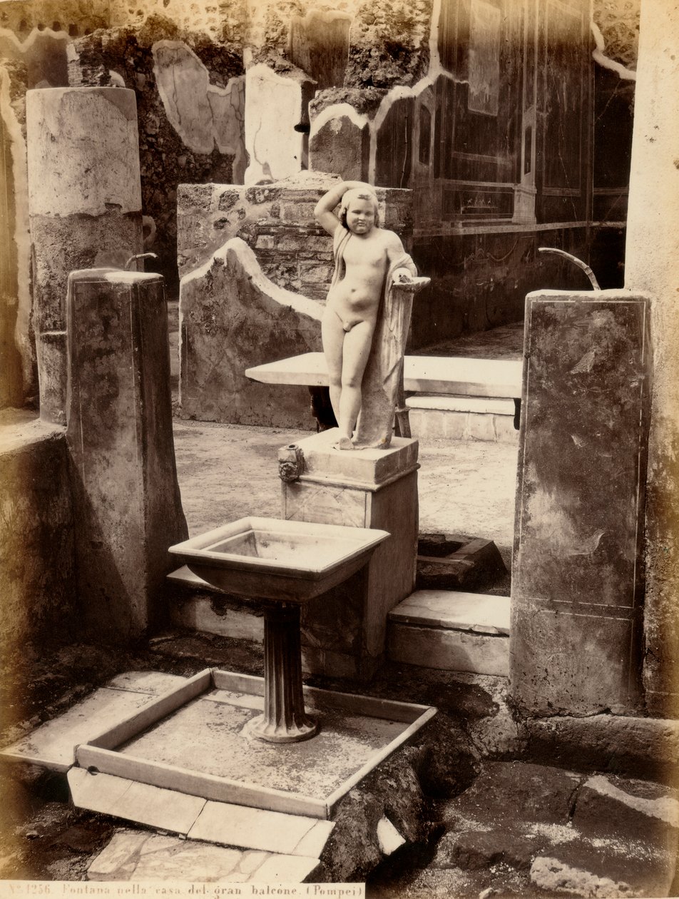 Fontanna złożona z rzeźby nagiego chłopca. Fontanna znajduje się w Pensile House of Balcone, w Pompejach autorstwa Giorgio Sommer