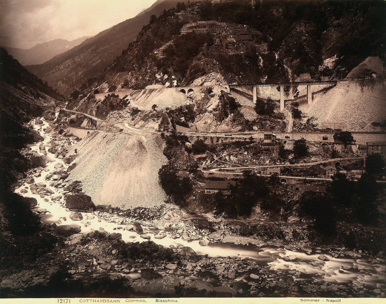 Odcinek linii kolejowej San Gottardo między Giornico i Biasca autorstwa Giorgio Sommer