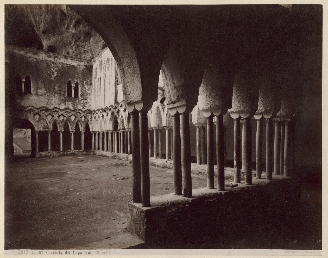 Amalfi, klasztor kapucynów. Krużganek autorstwa Giorgio Sommer