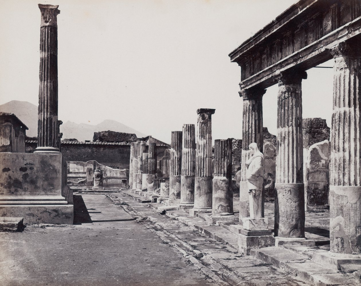 Wschodnia kolumnada świątyni Wenus Pompejana w Pompejach autorstwa Giorgio Sommer
