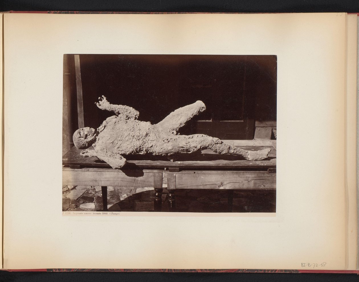 Zmumifikowana osoba w Pompejach we Włoszech Impronte umane trovato 1868 (Pompeje (tytuł na obiekcie) autorstwa Giorgio Sommer