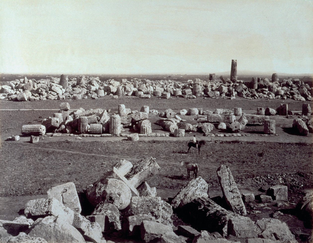 Panorama pozostałości Świątyni Minerwy i Świątyni Apolla w Selinunte. W ruinach stanowiska archeologicznego jest mężczyzna na koniu autorstwa Giorgio Sommer