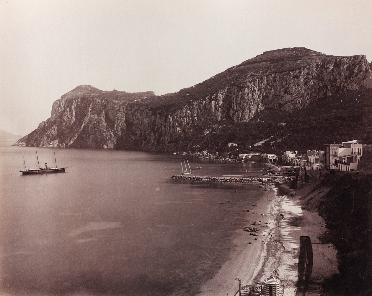 Panoramiczny widok na Capri autorstwa Giorgio Sommer