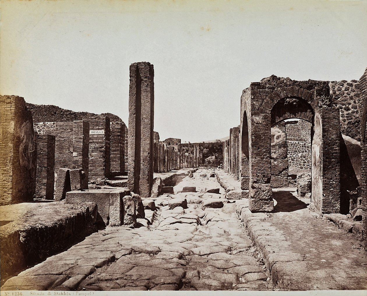Ruiny strukturalne wzdłuż Strada di Stabia, na stanowisku archeologicznym w Pompejach autorstwa Giorgio Sommer