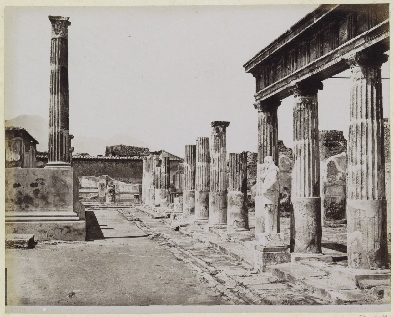 Świątynia Wenus w Pompejach autorstwa Giorgio Sommer