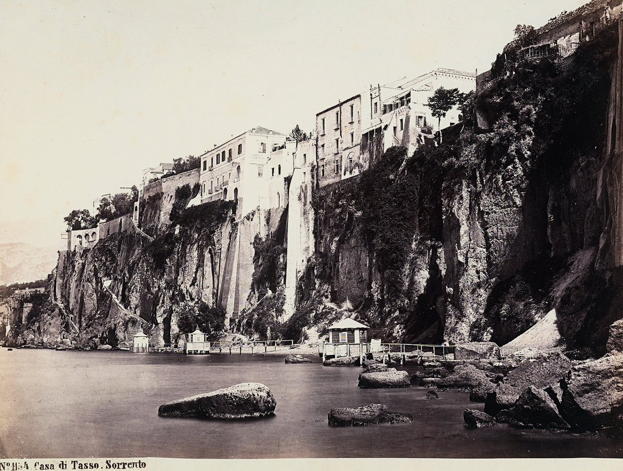 Dom Tasso wznoszący się nad morzem Sorrento autorstwa Giorgio Sommer