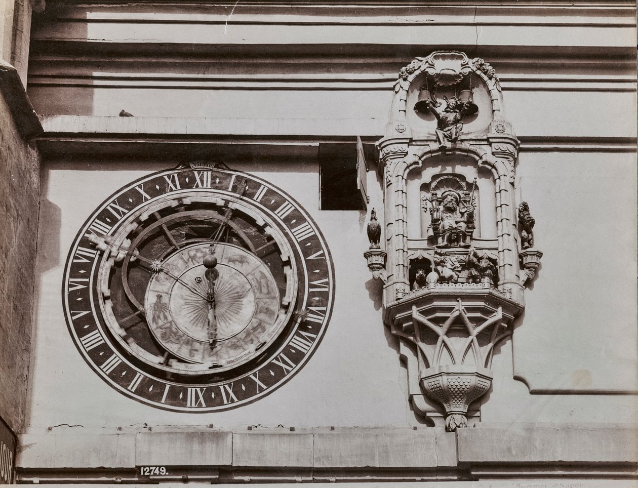 Kwadrant wieży zegarowej w Bernie autorstwa Kaspara Brunnena (1527-1530). Obok zegara astronomicznego stoisko z gazetami, na którym znajdują się statuetki, które są włączane przez mechanizm samego zegara na cztery minuty przed wybiciem godziny autorstwa Giorgio Sommer