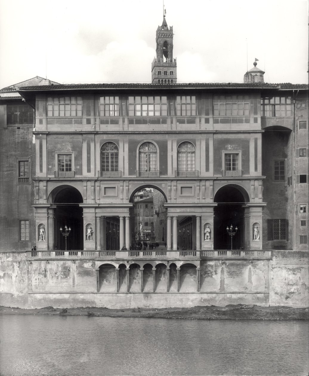 Fasada Galerii Uffizi na Lungarno Torrigiani autorstwa Giorgio Vasari