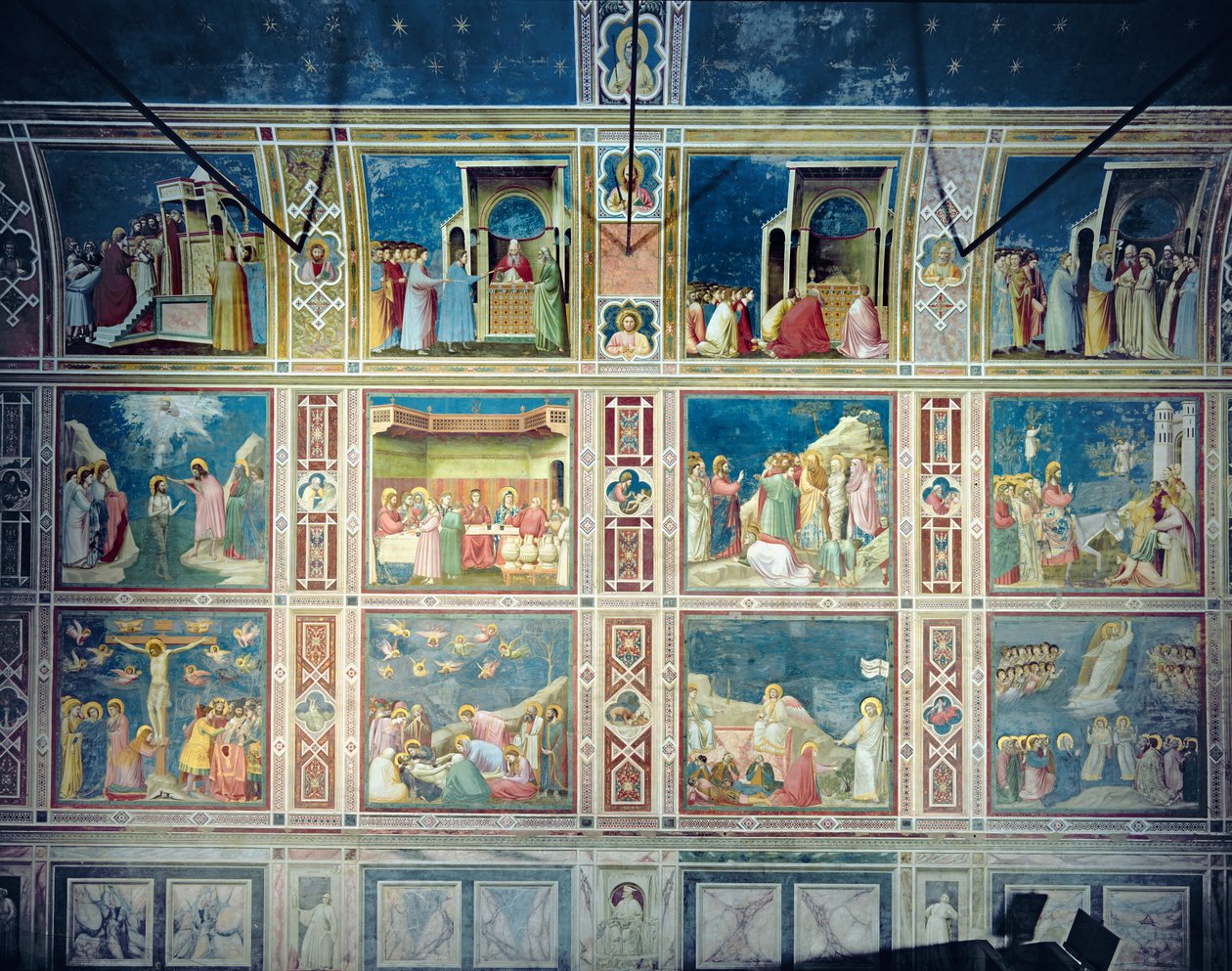 Widok na ścianę północną przedstawiającą sceny z Życia Matki Boskiej i Życia Chrystusa, ok.1305 autorstwa Giotto di Bondone