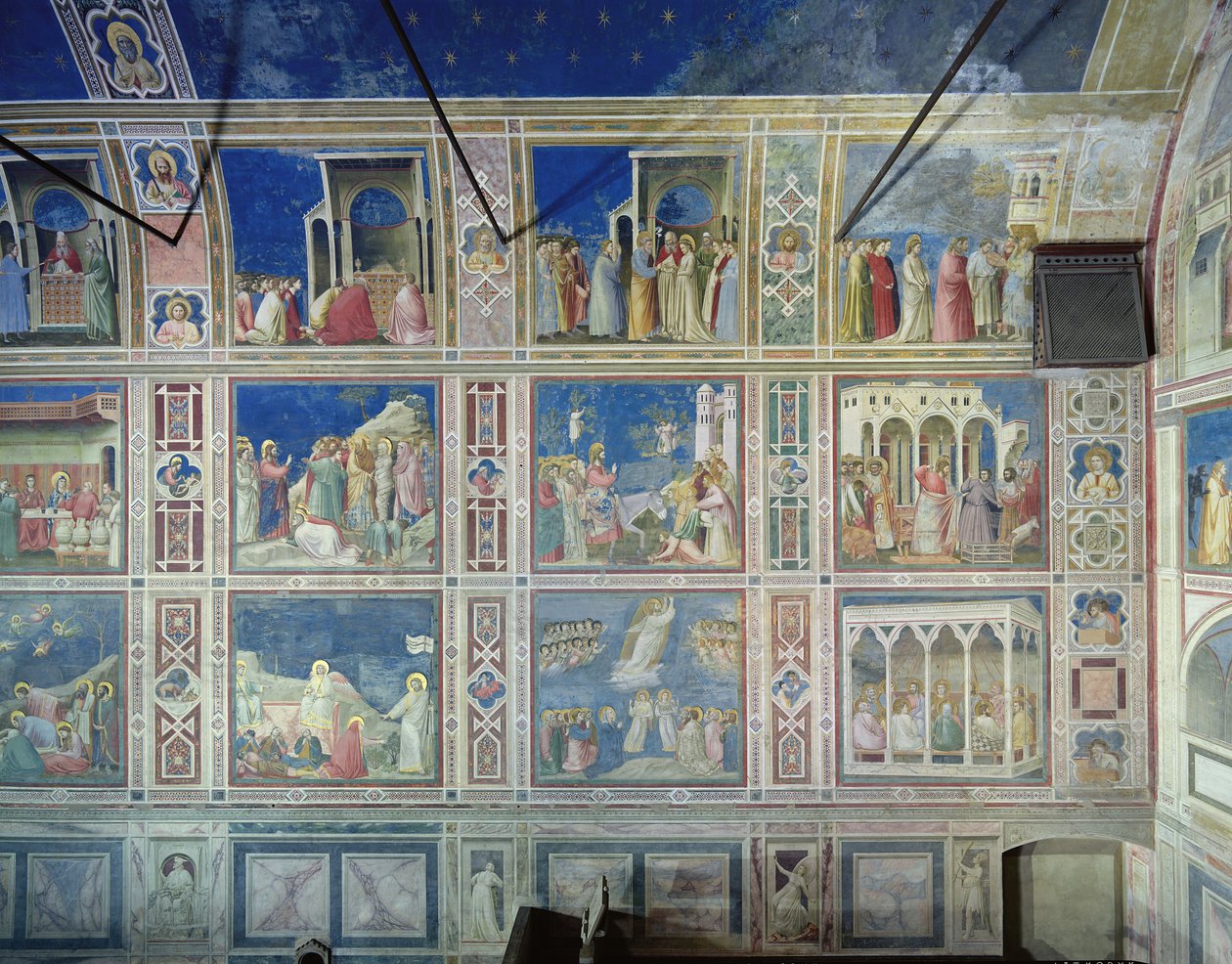 Widok na ścianę północną przedstawiającą sceny z Życia Matki Boskiej i Życia Chrystusa, ok.1305 autorstwa Giotto di Bondone