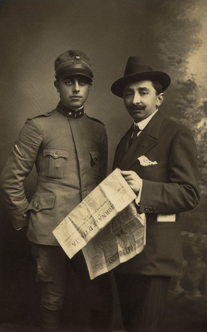Portret męskiej pary, jeden w mundurze wojskowym, drugi z „Giornale d