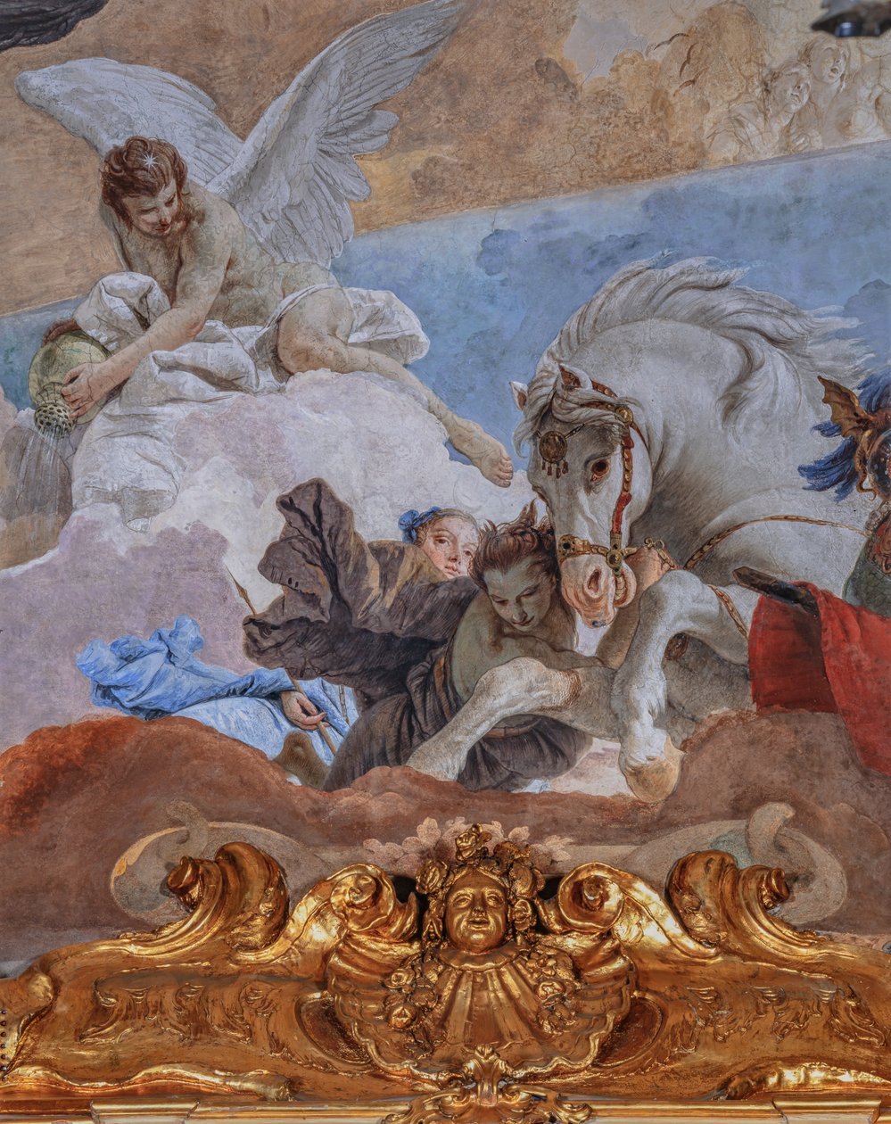 Pałac Clerici, Galeria Gobelinów lub Sala Tiepolo: "Kwadryga Słońca oświetla świat", fragment fresku na sklepieniu (ok. 1740). autorstwa Giovanni Battista Tiepolo