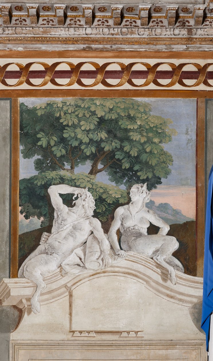 Kwatery Gościnne, Sala Scen Wiejskich: monochromatyczny fresk przedstawiający satyra i menadę autorstwa Giovanni Battista Tiepolo