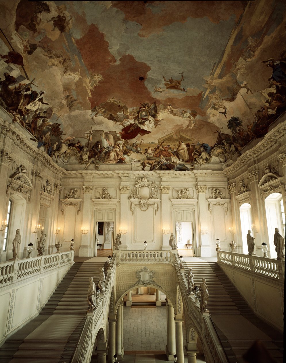 Widok na Wielkie Schody i sufit udekorowany przez Giovanniego Battistę (Giambattista) Tiepolo (1696-1770), reprezentujący Alegorię Pięciu Kontynentów. 1753 Pałac w Würzburgu (Würzburg) zrealizowany przez architekta Johanna Balthasara Neumanna (1687-1753) G autorstwa Giovanni Battista Tiepolo