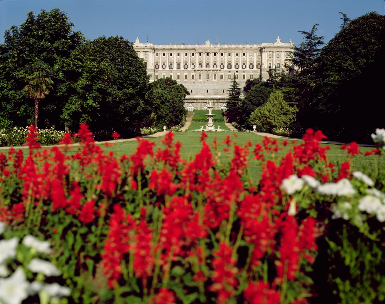 Palacio Real z ogrodów, rozpoczęty w 1738 autorstwa Giovanni Battista Sacchetti