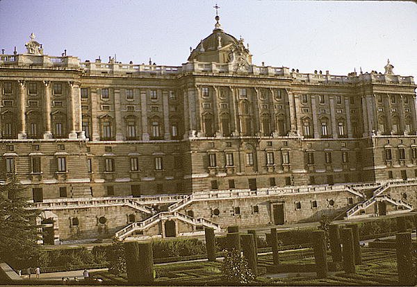 Widok na południowy front Palacio Real, rozpoczęty w 1738 r. autorstwa Giovanni Battista Sacchetti