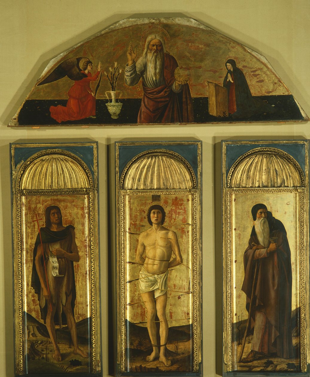 Tryptyk św. Sebastiana autorstwa Giovanniego Belliniego (1431-36 - 1516) i innych malarzy, tempera na desce, panel środkowy 127x48, panele boczne 103x45, luneta 59x170 autorstwa Giovanni Bellini