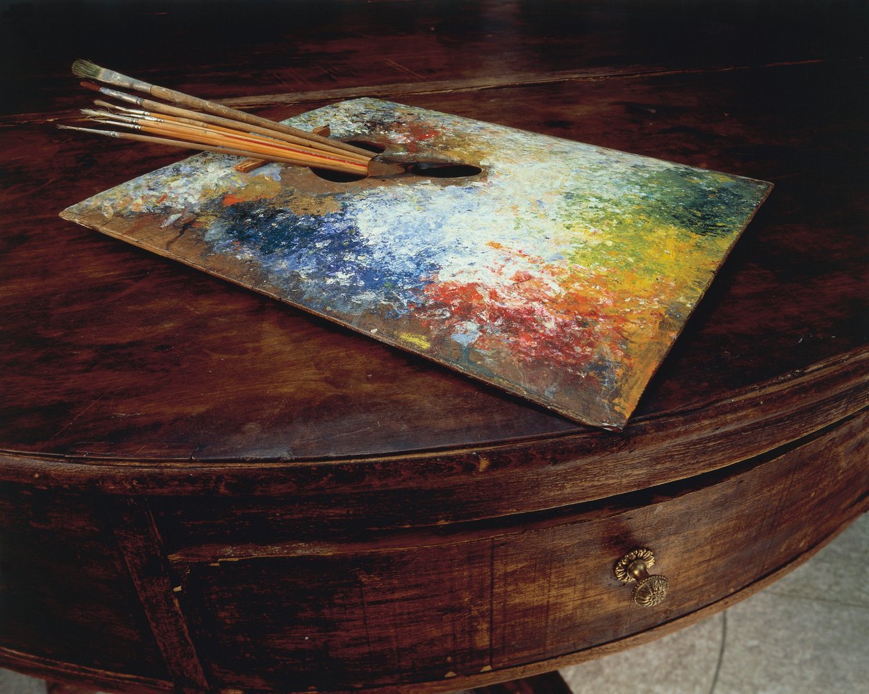 Paleta malarza używana w jego warsztacie na przełęczy Maloja w Szwajcarii przez Giovanniego Segantiniego (1858-1899). autorstwa Giovanni Segantini