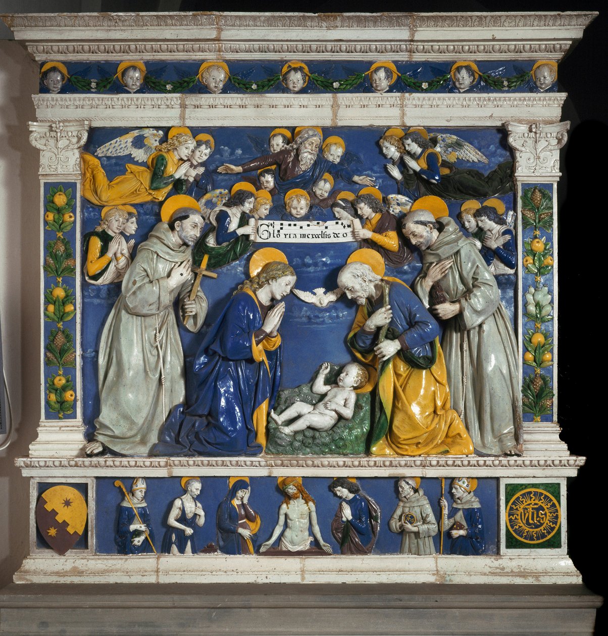 Narodzenia ze św. Franciszkiem z Asyżu i św. Antonim z Padwy (san antonio di padova) Reprezentacja Trójcy Świętej z Bogiem, Jezusem Chrystusem i gołębicą Ducha Świętego. Ceramika płaskorzeźbiona Giovanniego della Robbia (1469-1529) ok. 1485 Dim autorstwa Giovanni della Robbia