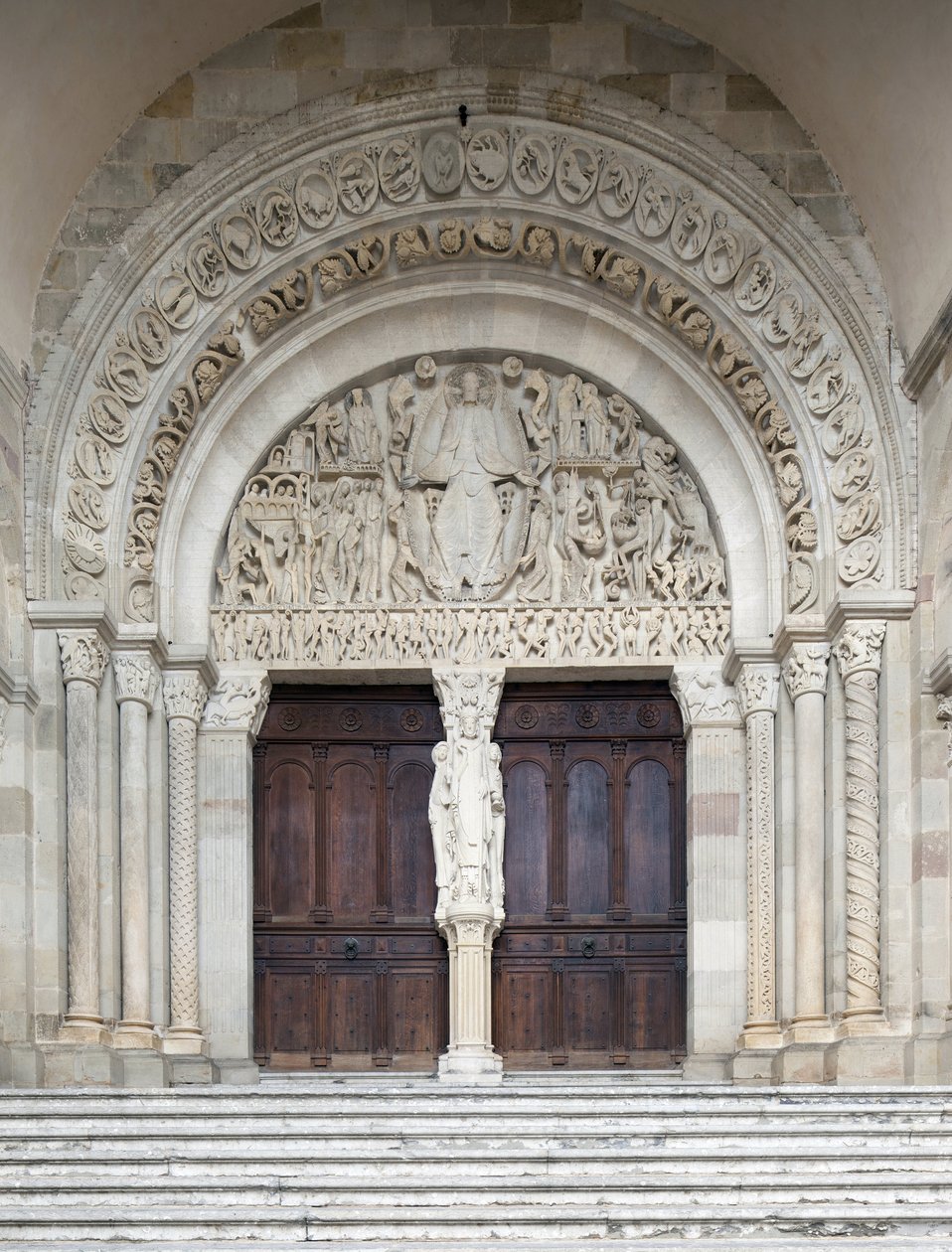 Sąd Ostateczny, portal centralny katedry Saint-Lazare, Autun, Francja autorstwa Gislebertus