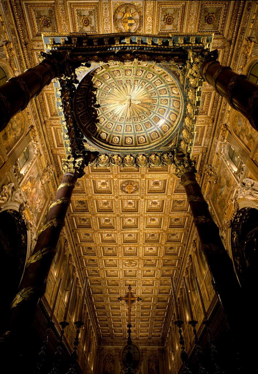 Widok na strop z drewnianymi skrzynkami naznaczonymi przez Giuliano da Sangallo (1445 ok. 1516) oraz ołtarz główny wykonany przez architekta Ferdinanda Fugę (1699-1781). Bazylika Santa Maria Maggiore (Najświętsza Maryja Większa), Rzym. autorstwa Giuliano Giamberti da Sangallo