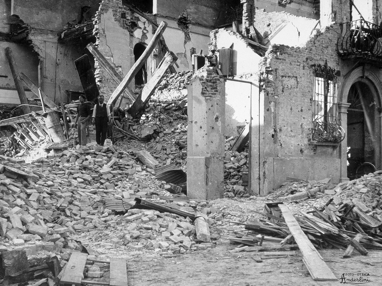 Bombardowania Sermide. Dwie osoby wśród gruzów zniszczonego budynku autorstwa Giulio Anderlini