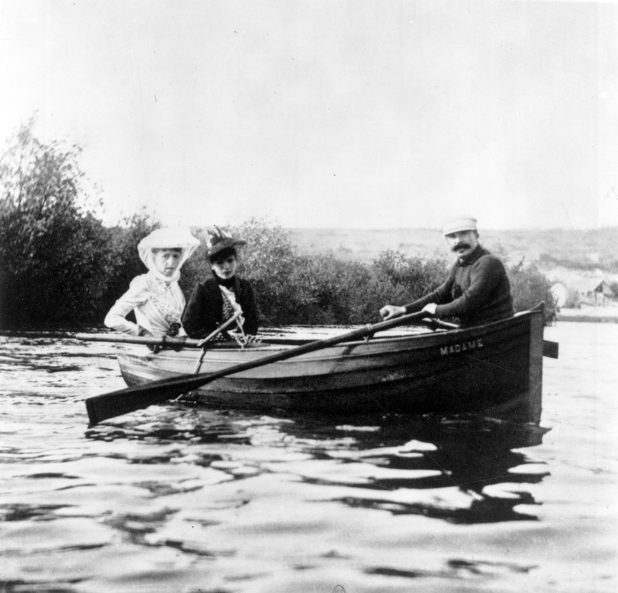 Guy de Maupassant w łodzi z Genevieve Straus i Colette Dumas Lippman, c.1889 autorstwa Giuseppe Primoli
