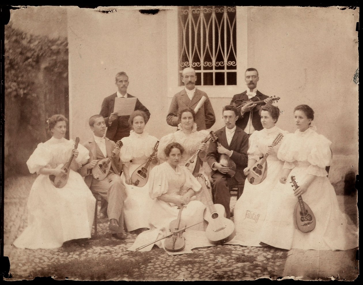 Grupowy portret siedzących muzyków, ok. 1900 autorstwa Giuseppe Wulz