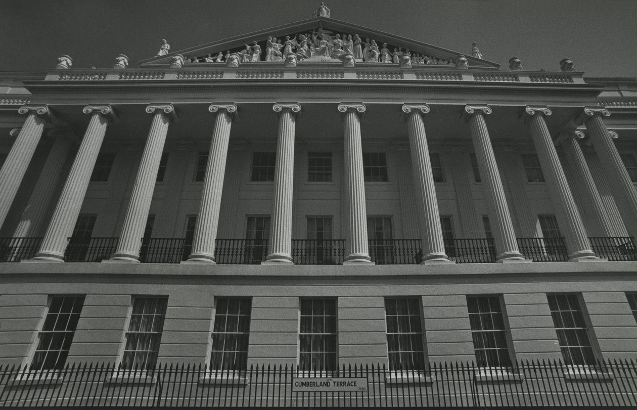 Cumberland Terrace, Regents Park, Londyn 1950 r. autorstwa Godfrey Macdominic