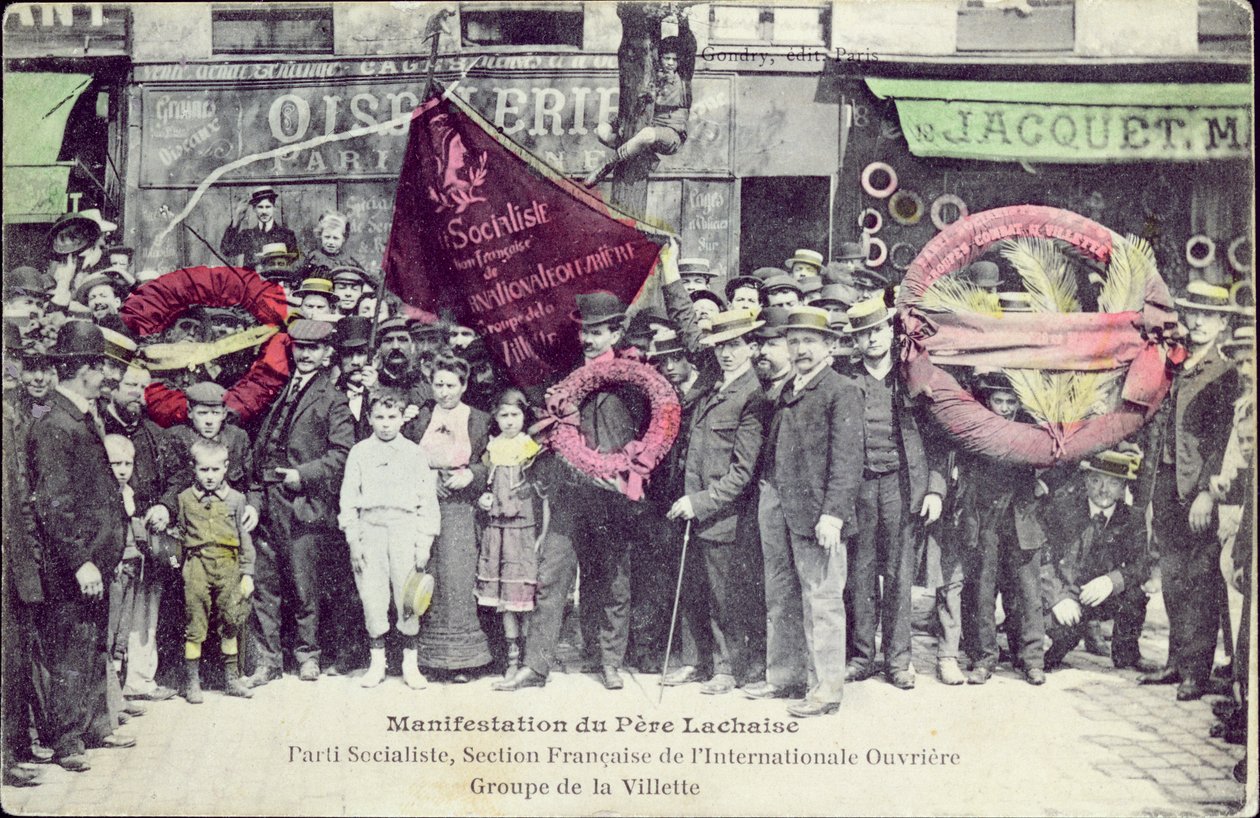 Manifestacja pod Pere-Lachaise dla upamiętnienia Komuny Paryskiej, Partia Socjalistyczna, Sekcja Francuska Międzynarodowego Stowarzyszenia Robotników, grupa La Villette, 1 maja 1908 (kolorowe autorstwa Gondry