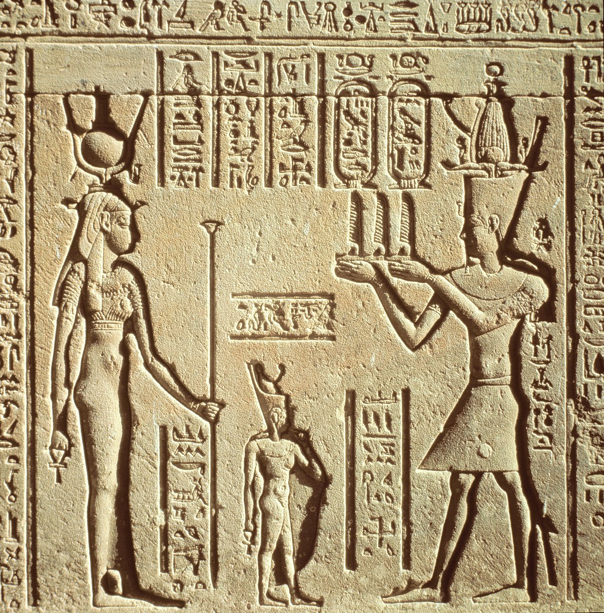 Relief przedstawiający faraona składającego ofiarę Hathor, z rzymskiego domu urodzenia lub Mammisi, ok. 125 BC-AD 60 autorstwa Greco Roman