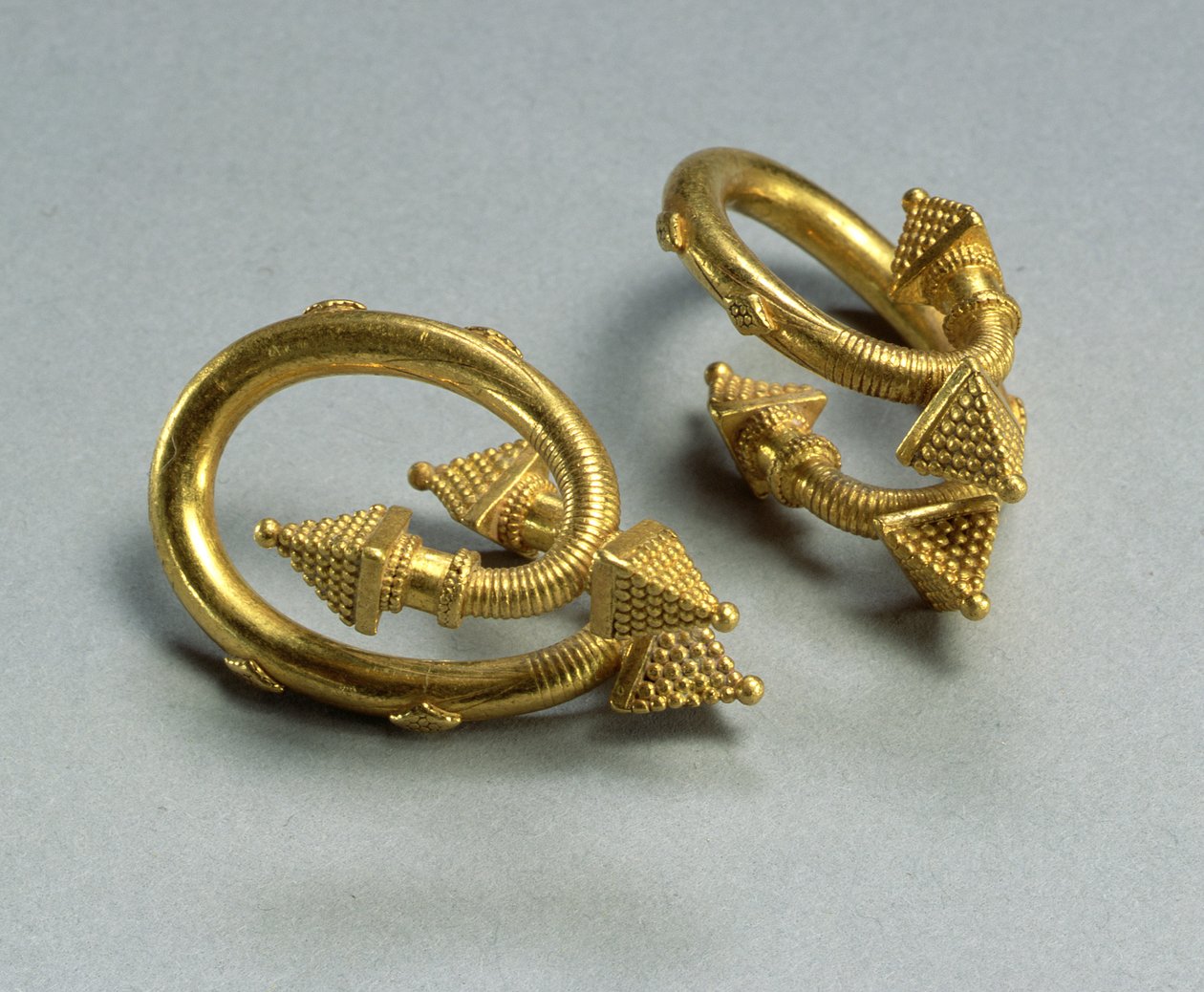 Para spiralnych kolczyków, ok. 450-400 pne (złoto) autorstwa Greek