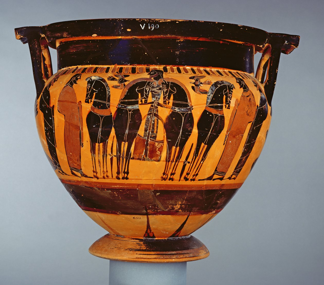 Czarny krater na poddaszu, ozdobiony czterokonnym woźnicą, autorstwa malarza z Luwru F6, z Gela, ok. 575-550 pne (ceramika) autorstwa Greek