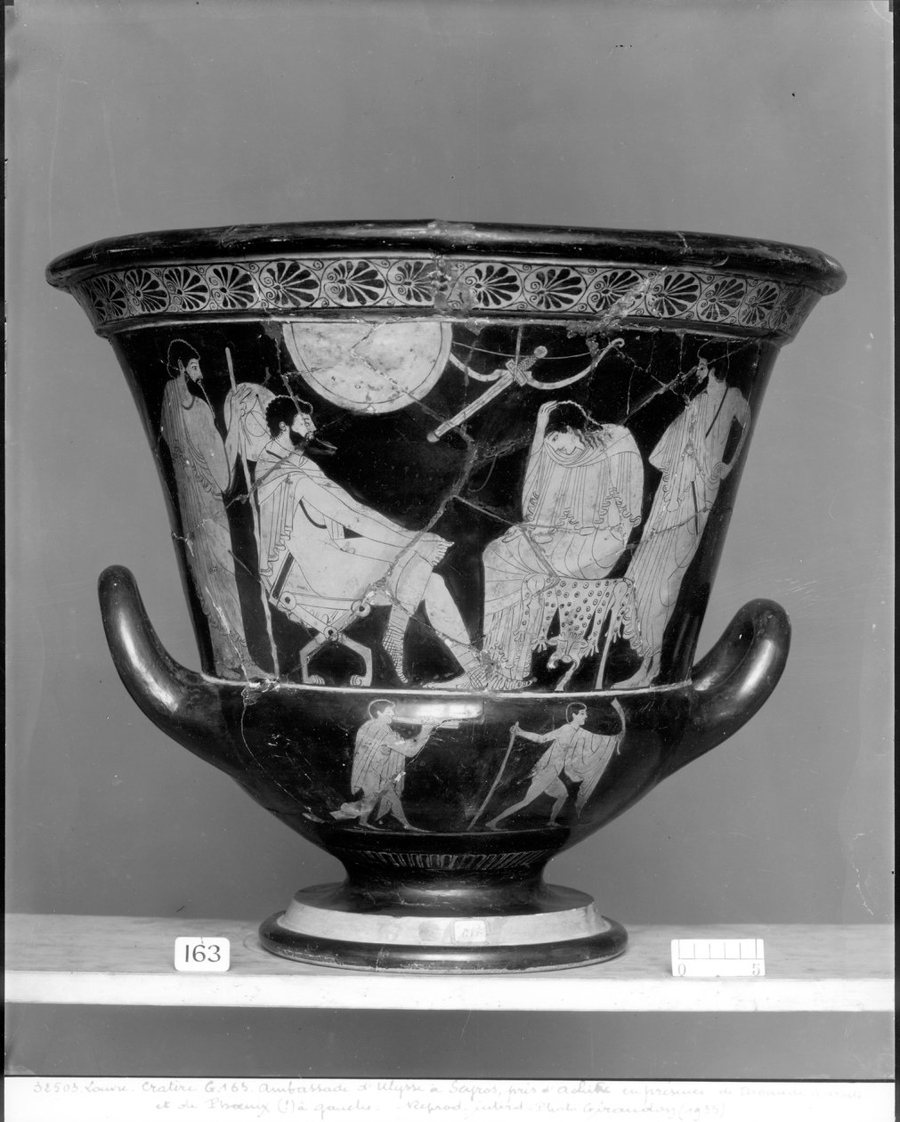 Czerwonofigurowy kielich-krater ze strychu przedstawiający Ulissesa rozpoznającego Achillesa w przebraniu samicy Pyrry, ok. 500 pne (ceramika) autorstwa Greek