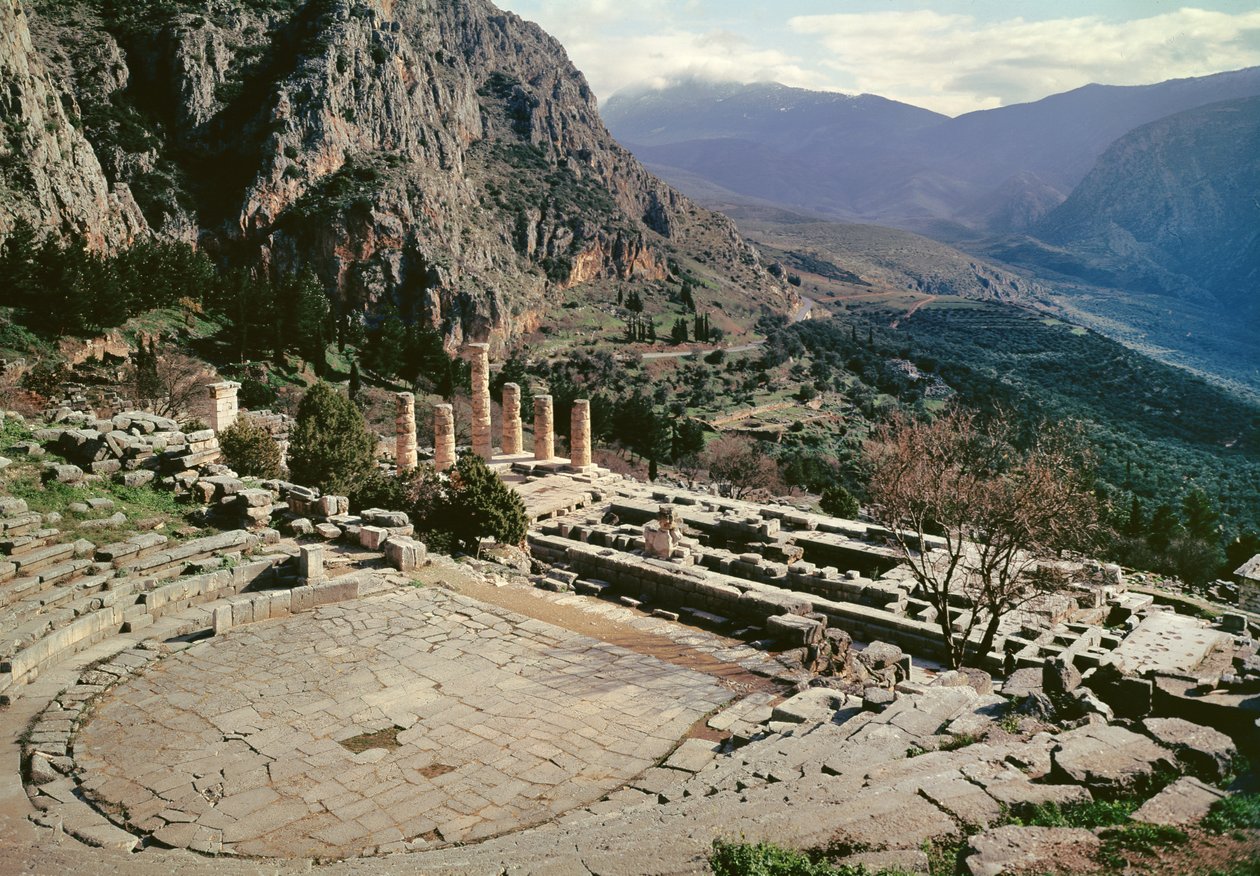 Panoramiczny widok na stanowisko archeologiczne z teatrem w świątyni Apollina autorstwa Greek