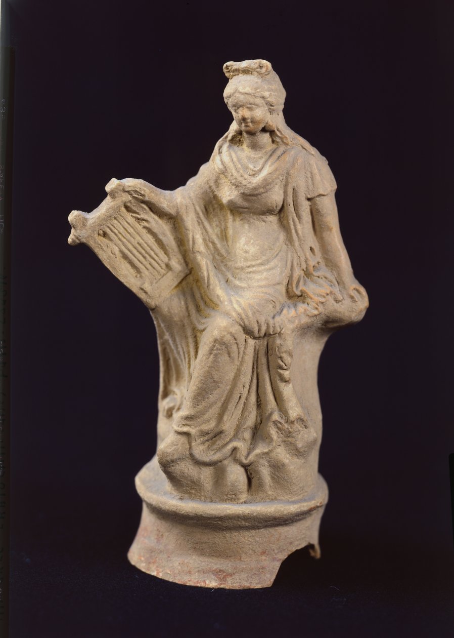 Statuetka siedzącej Erato, z Myriny, Turcja autorstwa Greek