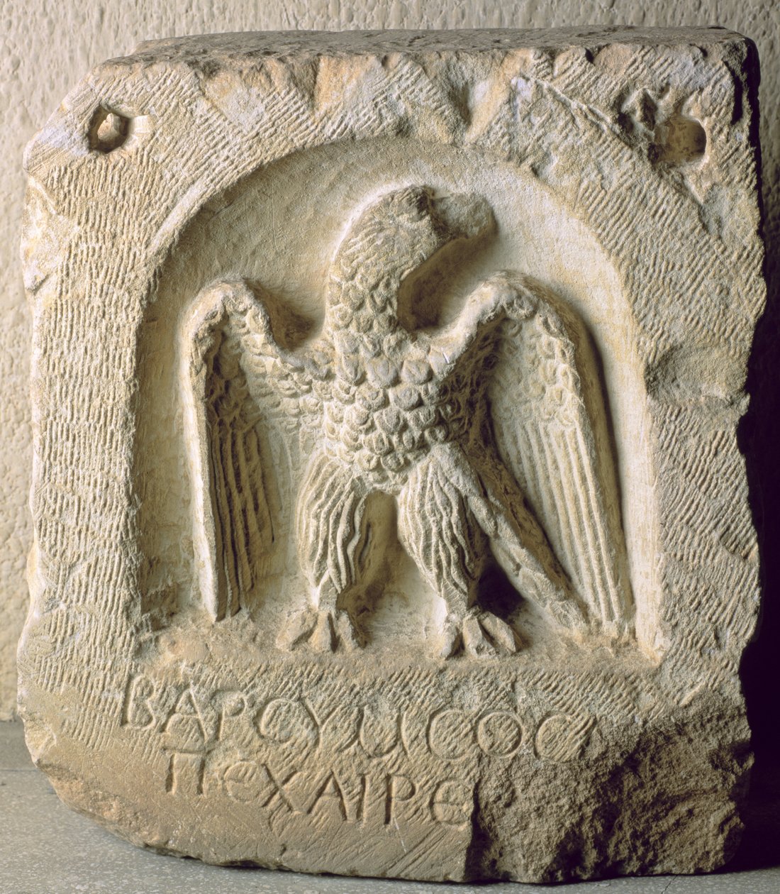 Płyta nagrobna z figurą orła (wapień) autorstwa Greek