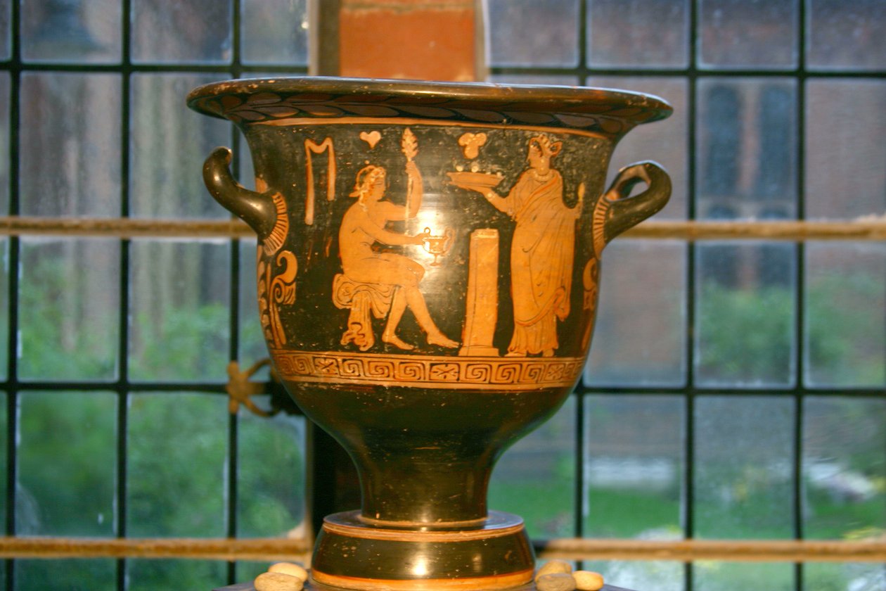 Urna z prochami Zygmunta (1856-1939) i Marty Freud (1861-1951) w Kolumbarium (ceramiczna) autorstwa Greek
