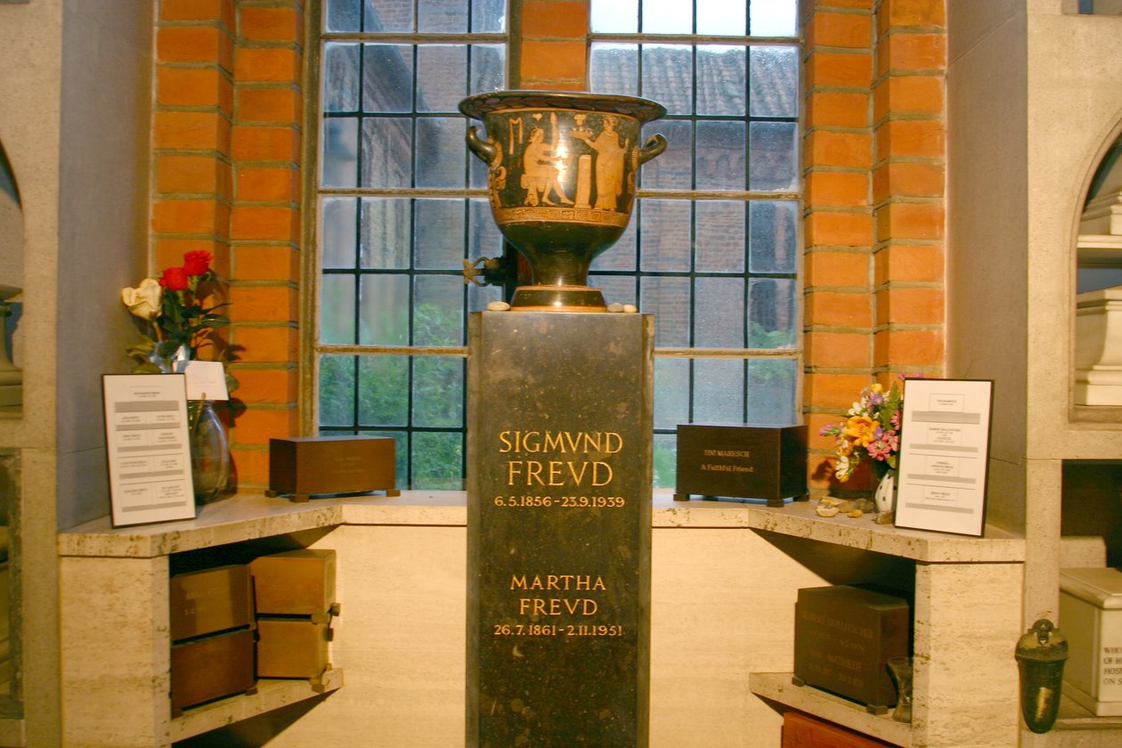 Urna z prochami Zygmunta (1856-1939) i Marty Freud (1861-1951) w Kolumbarium autorstwa Greek