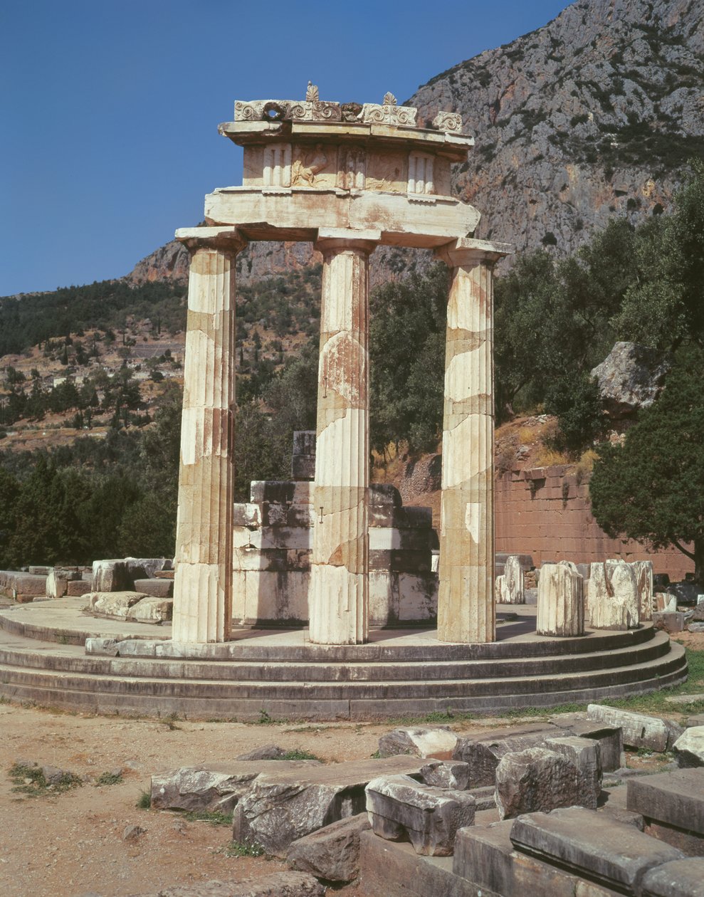 Widok świątyni tholos w Sanktuarium Ateny Pronaia autorstwa Greek