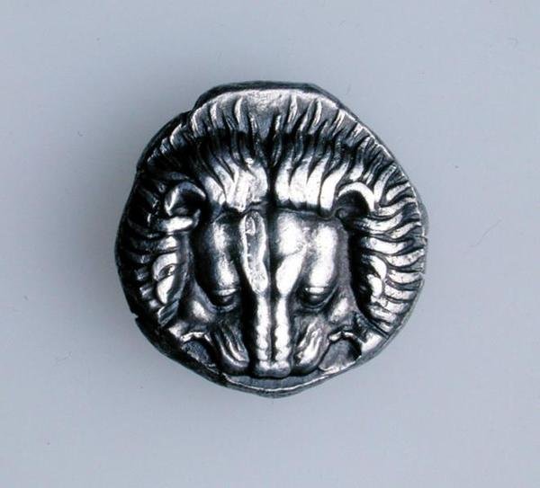 Tetradrachma z Samos, Ionia, przedstawiająca skórę głowy lwa, ok. 390 pne (awers) (srebro) (odwrotność patrz 168077) autorstwa Greek School