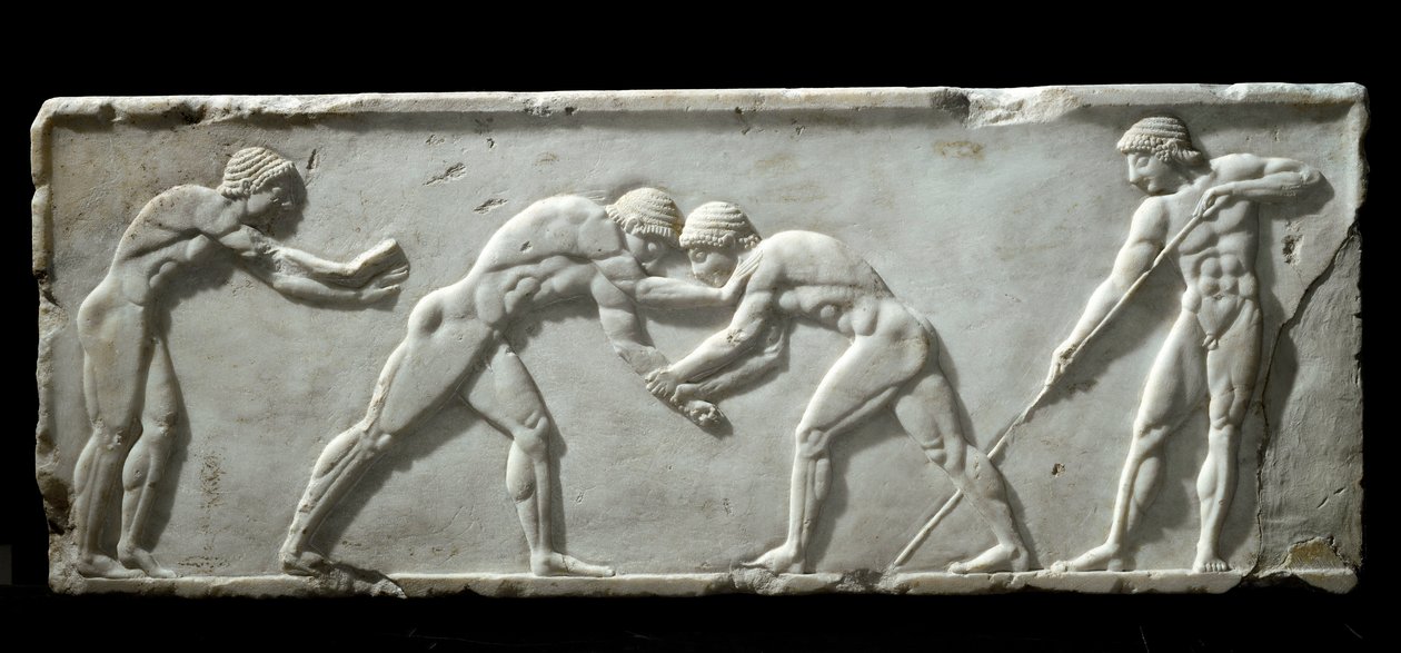 Sztuka grecka: podstawa kouro przedstawiająca zapaśników podczas walki. Marmurowe pończochy z płaskorzeźbą, 510-500 pne - Ateny, muzeum archeologiczne - Walczący zapaśnicy - Marmurowa płaskorzeźba z rzeźbą Kouros, 510-500 pne - Narodowe Muzeum Archeologicz autorstwa Greek