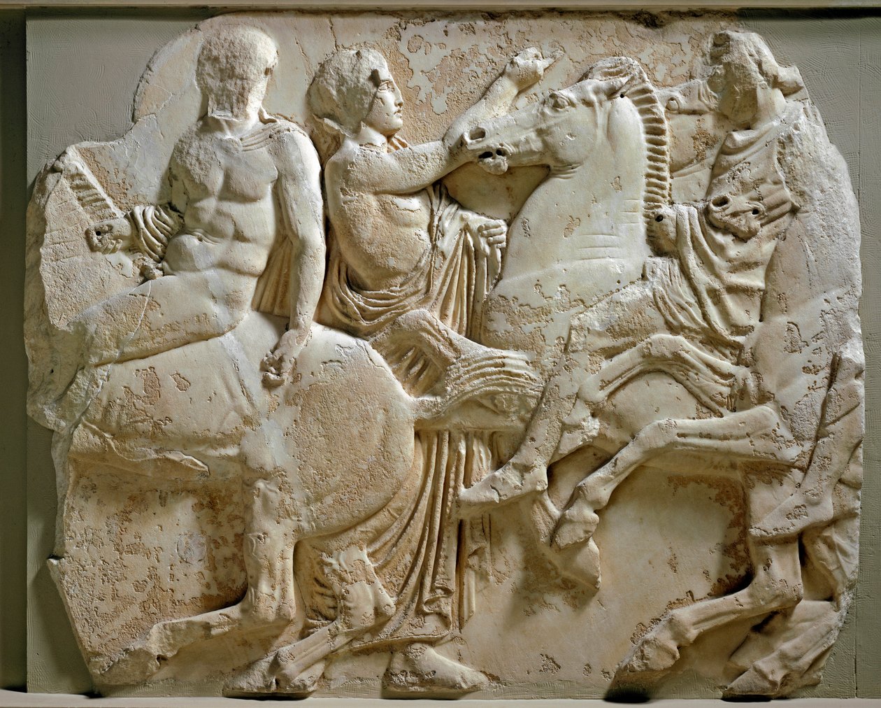 Sztuka grecka: „jeźdźcy””” fryz partenonu. Marmurowe pończochy z reliefem. 447-432 pne. Ateny, Muzeum Akropolu autorstwa Greek