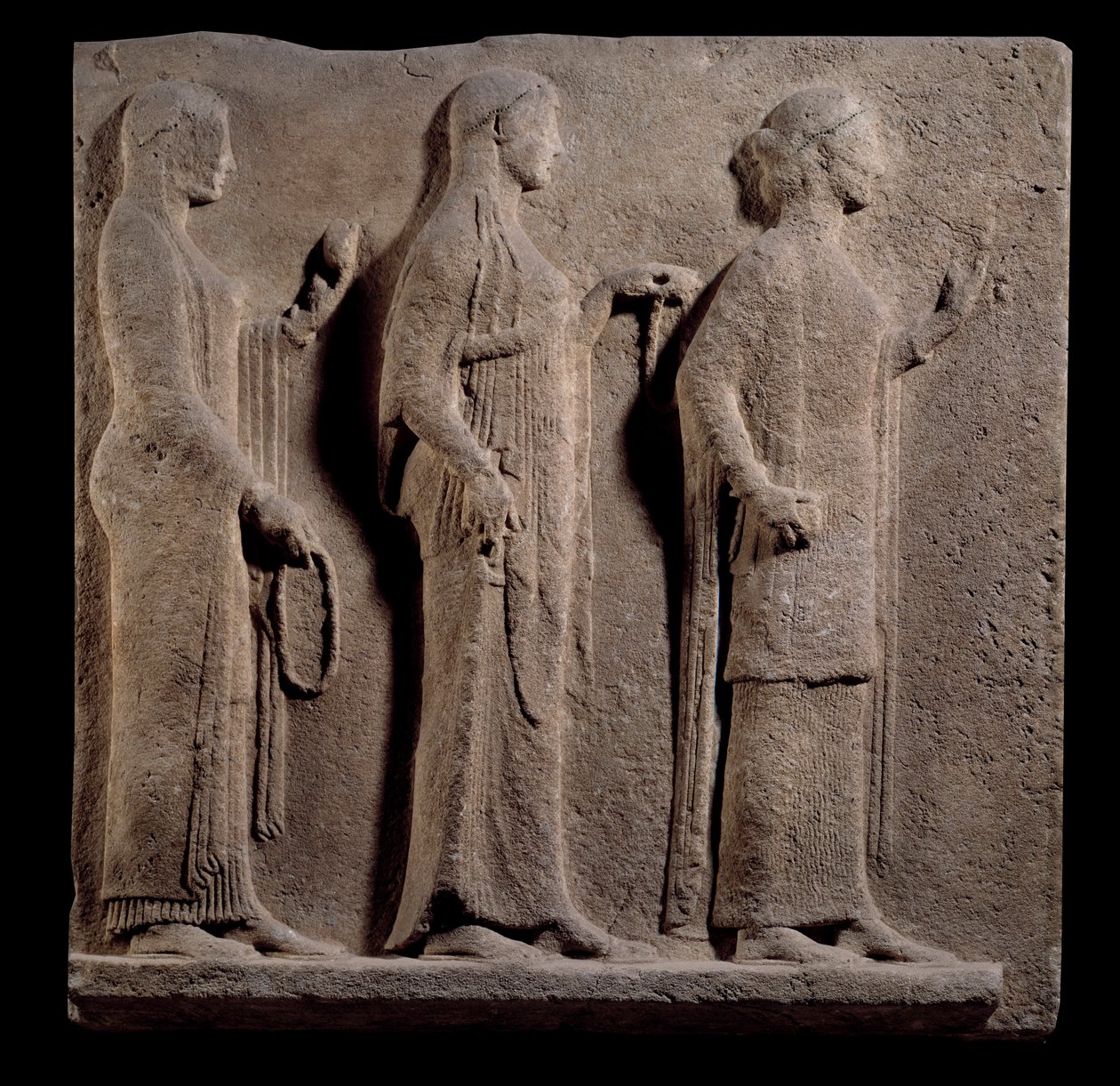 Sztuka grecka: tablica z przejściem Teorii: twarz przedstawiająca łaski. Niski marmurowy relief z wyspy Thasos w Grecji. 480 pne. Paryż, Luwr autorstwa Greek