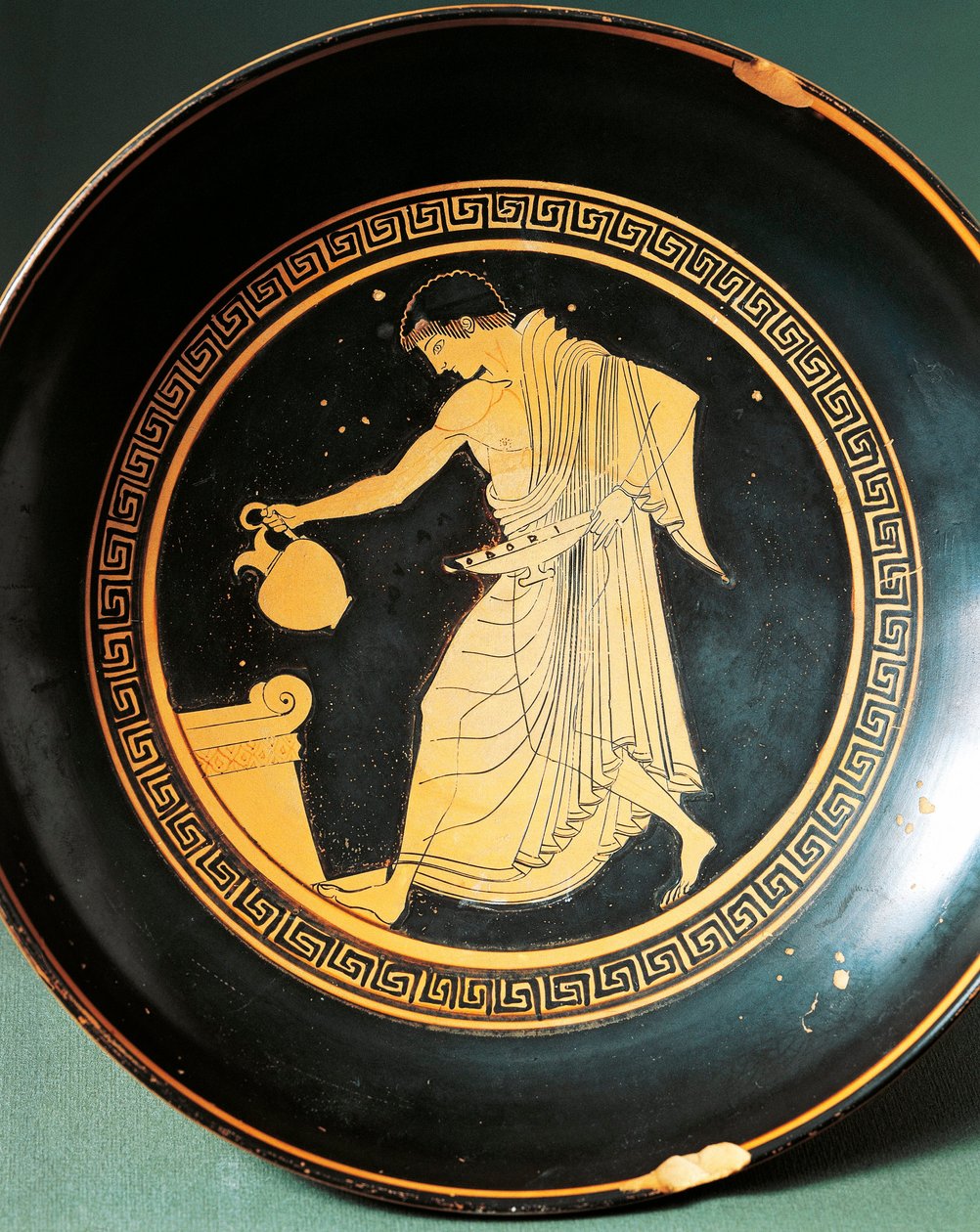 Kylix autorstwa Dourisa przedstawiający młodzież przy ołtarzu, VI wpne (ceramika) autorstwa Greek